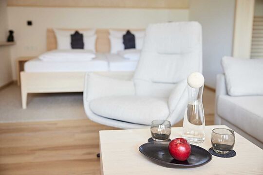 Living room table with water carafe, glasses and fruit in the Widderstein room
