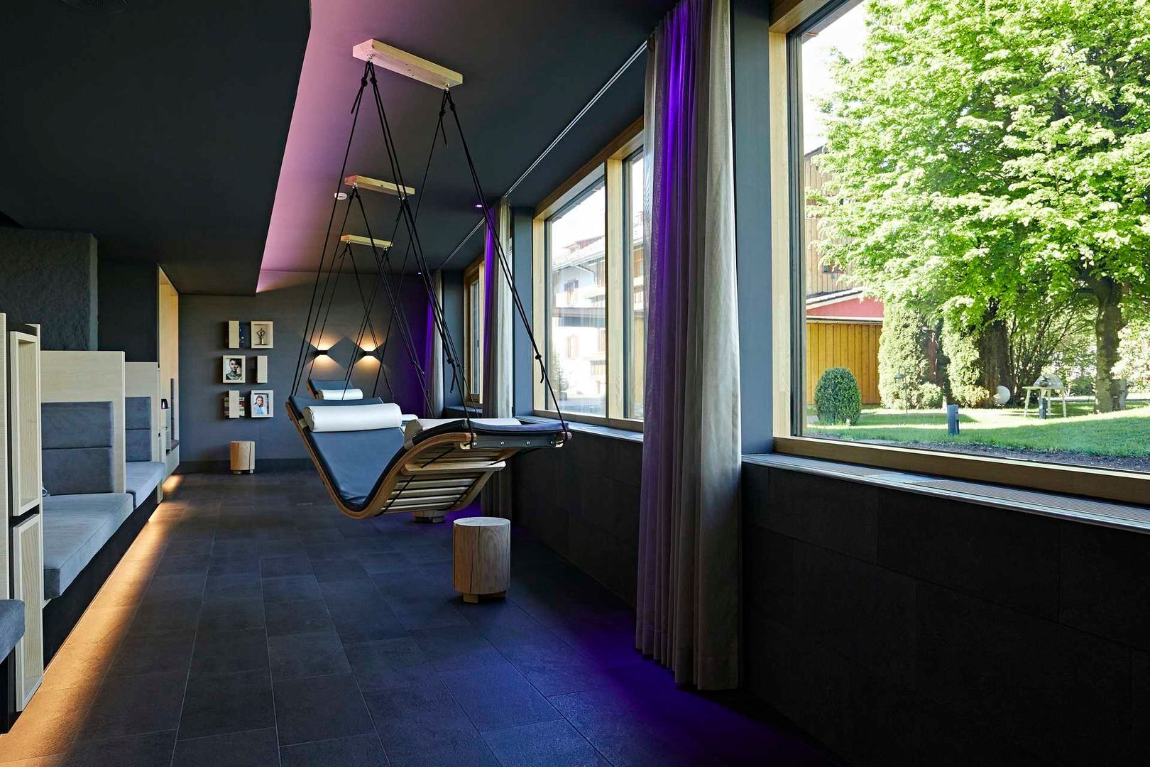 Hängeliegen in der Wasserlounge und Blick in den Garten