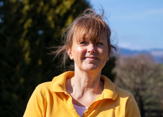 Kosmetik-Mitarbeiterin Stefanie im Garten, aufgenommen bei Sonnenschein