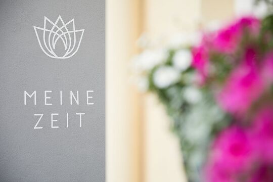 Photo of the wall of the hotel with the inscription Meine Zeit